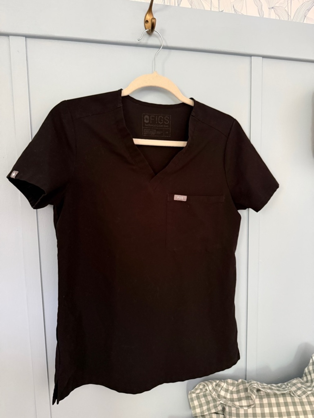 Figs Women’s Black V-Neck Short Sleeve Scrub Top